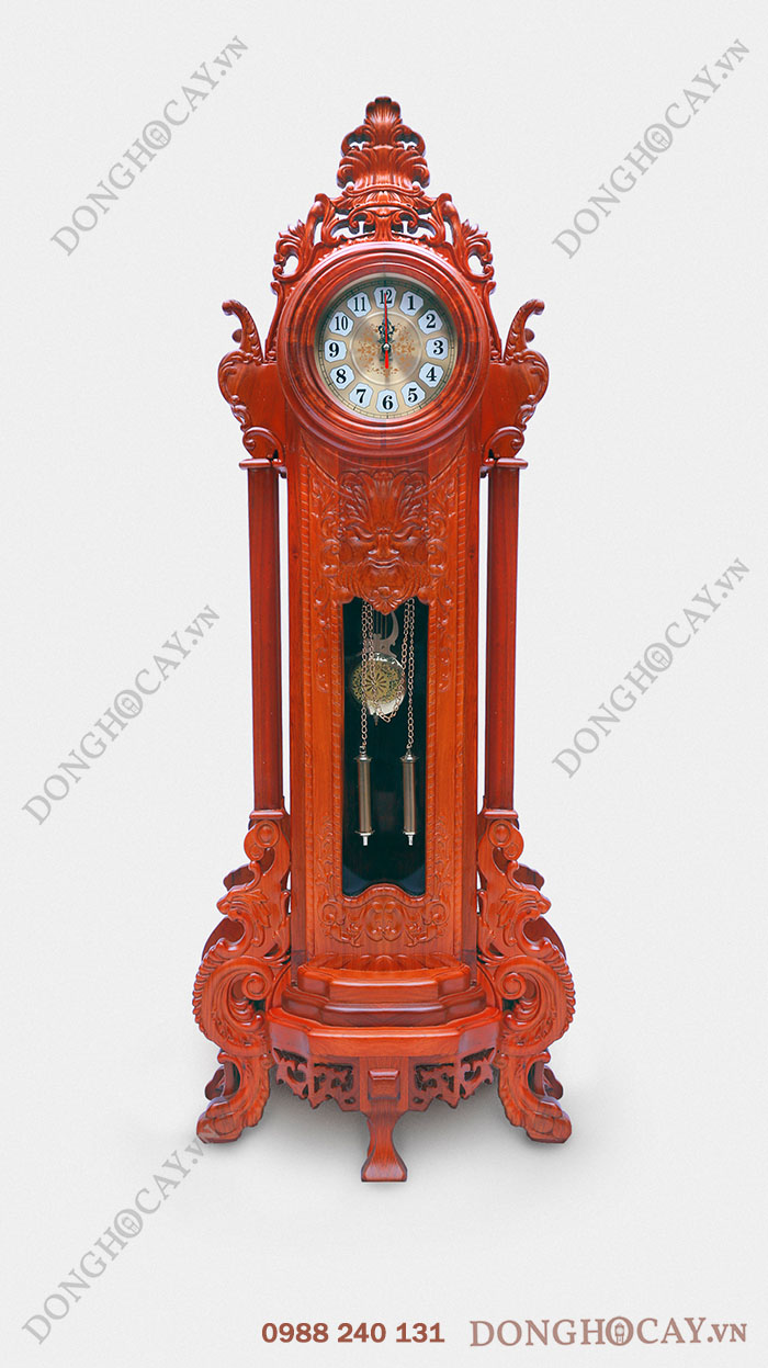 DC006 toát lên vẻ sang trọng cho chiếc đồng hồ. Với chất gỗ đỏ, đồng hồ hoàng gia đem lại cho không gian cảm giác ấm áp và vintage